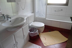 Gasthof-Klammstein- Badezimmer_mit_Badewanne