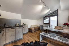 Küche mit Esserbereich und Couch