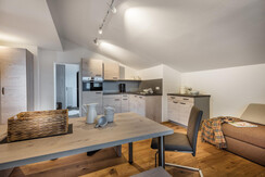 Blick über Essbereich auf Küche