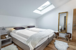 Schlafzimmer mit Doppelbett