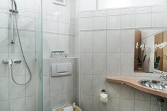 Bad mit Dusche und WC