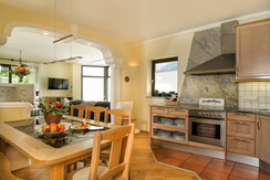 Essbereich mit Blick ins Wohnzimmer