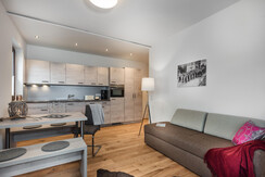 Blick über Essbereich auf Küche