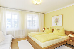 Schlafzimmer mit Doppel- und Einzelbett 