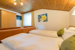 Kinderbett sowie Babyausstattung vorhanden