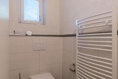 Bad mit Bodenheizung, Fön, usw..