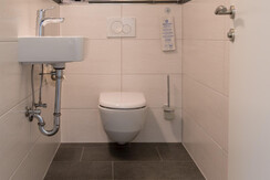 WC im Studio getrennt vom Badezimmer