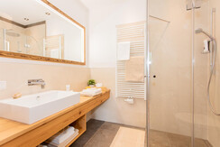 `Steinernes Meer` Badezimmer mit Dusche und WC