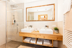 Badezimmer mit zwei Waschbecken + Regenschauerdusche Hochkönig