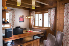 temperierter Weinschrank mit exklusiven Weinen