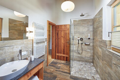 großzügiges Badezimmer