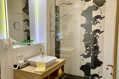 Badezimmer mit Dusche