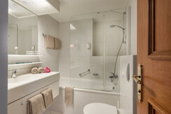 MONDI Hotel Bellevue Gastein Appartement Badzimmer