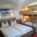 Photo of Budget Vierbettzimmer mit Balkon und Bergblick