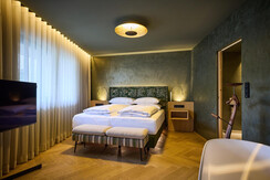 hotel-noa-schladming-suite-bett1