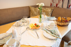 Familien- Ferienwohnung  Zirbe Frühstückstisch