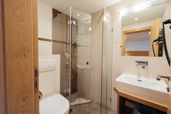 Badezimmer mit Dusche und WC
