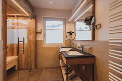 Badezimmer 1 mit Altholz-Infrarotkabine