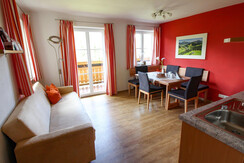 Světlá kuchyně s kuchyňským koutem, jídelním koutem a rozkládací pohovkou