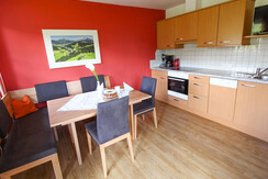 Světlý příjemný obývací pokoj s jídelním koutem a kuchyní