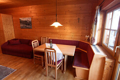 Obývací pokoj s útulnou jídelnou a pohovkou