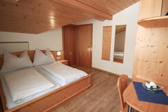 Ložnice s psacím stolem a TV pro 2 osoby