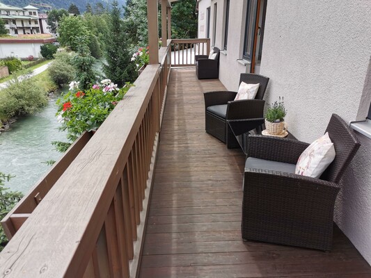 Balkon mit Flussblick