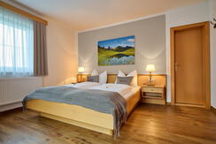 Doppelzimmer mit neuen Vorhängen