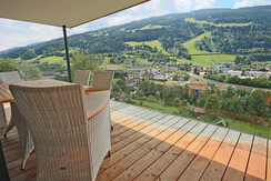 Balkon mit Berg- und Stadtblick