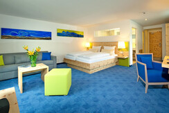 IMPULS DESIGN Wohnlandschaft in Zirbenholz