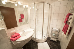 Apartment E, Badezimmer