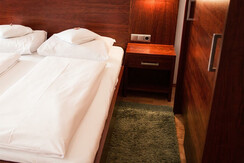 Apartment F, Schlafzimmer