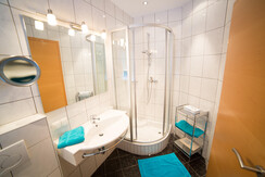 Zimmer D, Dusche / WC, zubuchbar zu Apartments