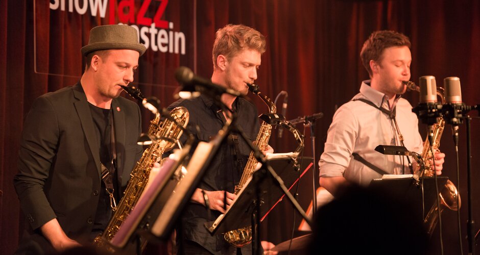 Drei Saxophonisten spielen live auf einer Bühne beim Snow Jazz Festival in Gastein. | © Gasteiner Tourismus GmbH, Marktl Photography