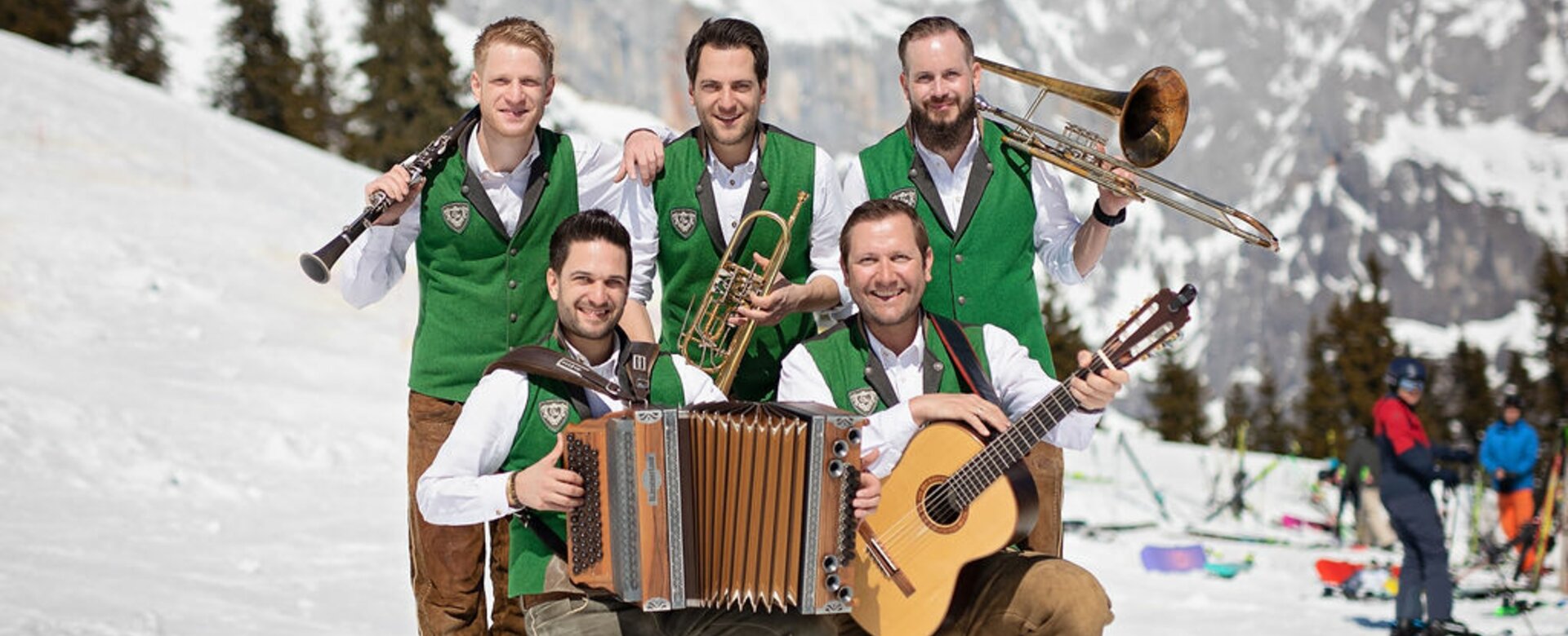 5 men with different instruments such as guitar, trombone, Styrian harmonica and trumpet. | © Hochkönig Tourismus GmbH