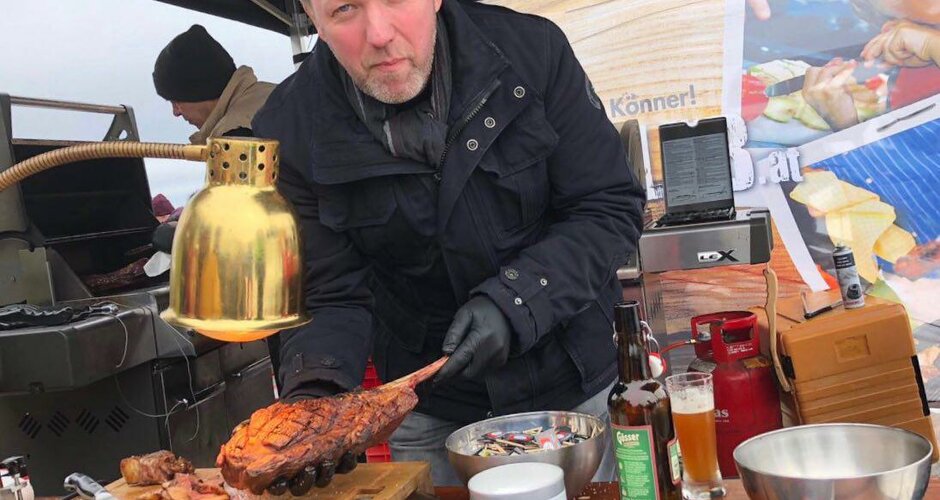 Man presents a piece of fresh grilled meat. | © Hauser Kaibling