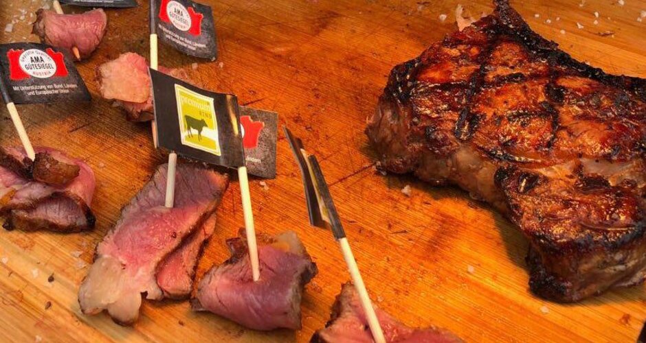 Different kinds of meat on a board. | © Hauser Kaibling