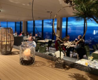 Candle decoration in glass jar with evening view of Dachstein during festive Advent atmosphere | © Planai-Hochwurzen-Bahnen