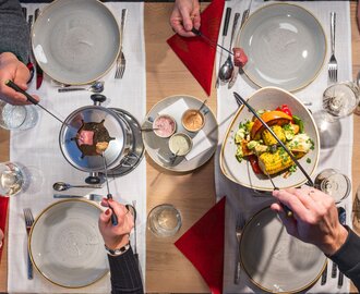 Fondue evening on Dachstein with meat, veggies and dips | © Martin Huber