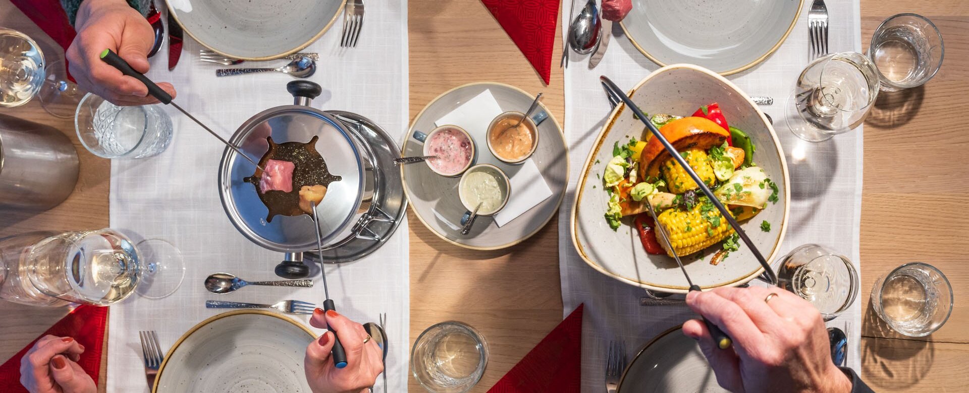 Fondue evening on Dachstein with meat, veggies and dips | © Martin Huber