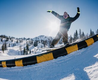 Freestyler shows trick and rides over a railing | © MRohrbacher