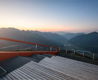 Viewing platform on the Stubnerkogel with a view into the valley and sunset | © Marktl Photography für Gasteiner Bergbahnen AG