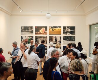 Many people walk around in a room with an art gallery | © Hannes Wichmann