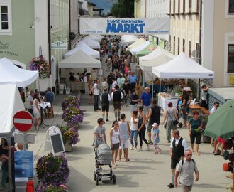 Many market stalls and visitors at craft fair in Radstadt on a sunny summer day | © Kulturkreis Das Zentrum