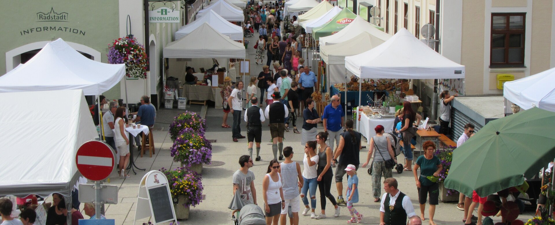Many market stalls and visitors at craft fair in Radstadt on a sunny summer day | © Kulturkreis Das Zentrum
