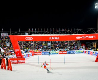 Racer heads towards the finish and is cheered on by the crowd. | © Snow Space Salzburg 