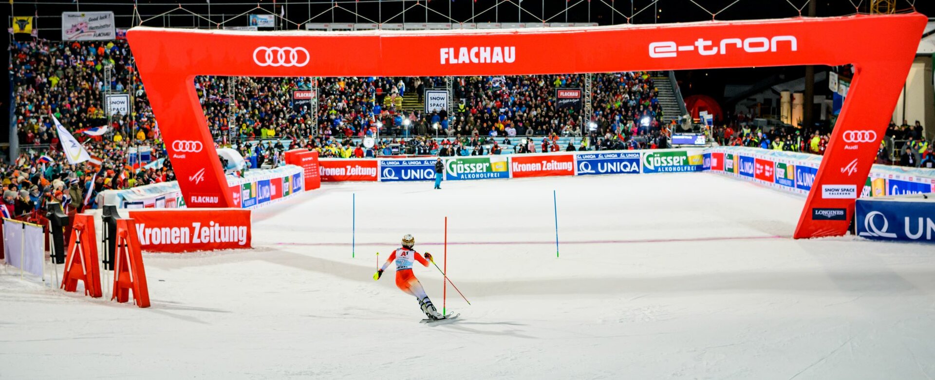 Racer heads towards the finish and is cheered on by the crowd. | © Snow Space Salzburg 