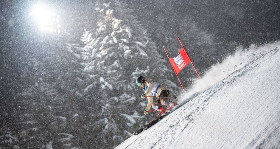 Chris Steger skiing night slalom in Flachau, snowfall and floodlights behind | © Snow Space Flachau / Christoph Huber