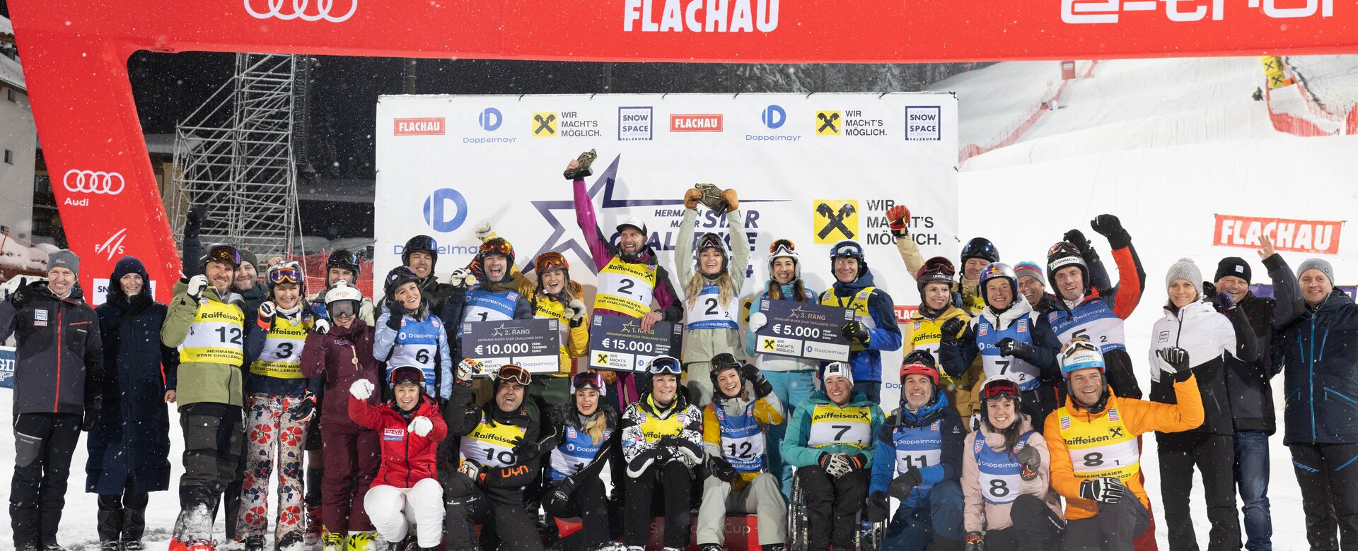 Large group in ski gear cheering at the 2024 Starchallenge award ceremony | © Snow Space Salzburg / Wildbild