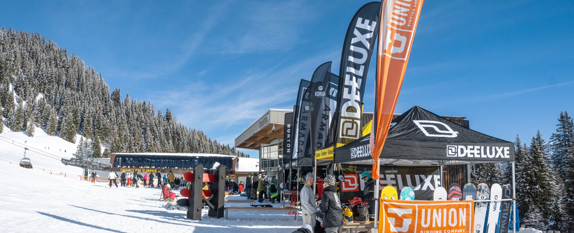 Ski and snowboard test area with stands of the various suppliers on a sunny winterday | © Shuttleberg / Absolut Park